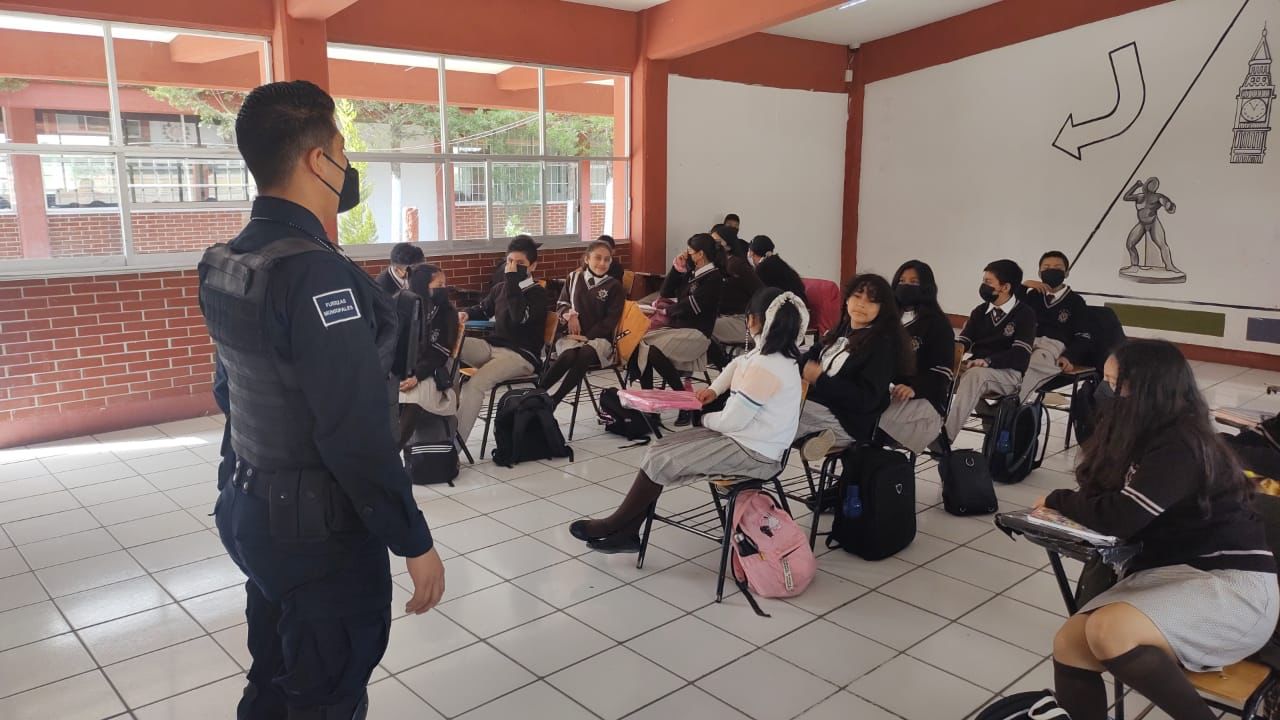 Más cercana la policía de Apizaco, imparte pláticas en secundarias de la comuna